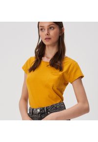 Sinsay - Koszulka basic z kieszenią - Żółty. Kolor: żółty #1