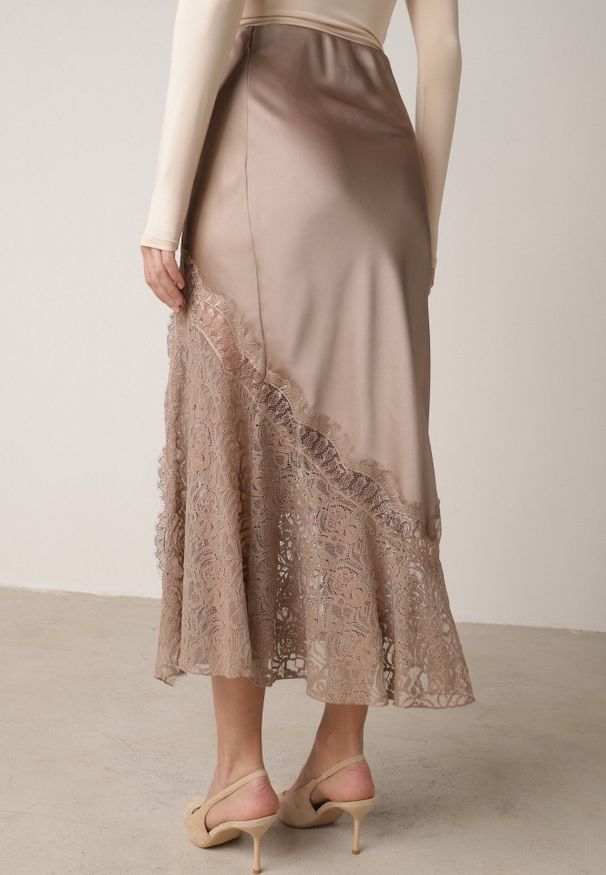 Born2be - Beżowa Spódnica z Satyny z Koronką i Rozcięciem na Nogę Doritana. Okazja: na co dzień, na spotkanie biznesowe. Kolor: beżowy. Materiał: satyna, koronka. Wzór: koronka. Styl: casual, biznesowy, elegancki