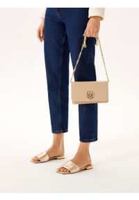 Kazar - Eleganckie klapki z wyszywanym logo KAZAR. Kolor: złoty. Materiał: skóra. Obcas: na obcasie. Styl: elegancki. Wysokość obcasa: średni #6