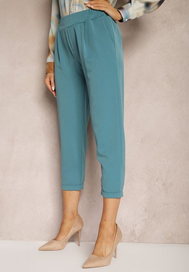 Renee - Niebieskie Spodnie o Długości 3/4 z Kieszeniami i Gumką w Talii Saivon. Okazja: na co dzień. Stan: podwyższony. Kolor: niebieski. Materiał: koronka. Styl: casual, elegancki