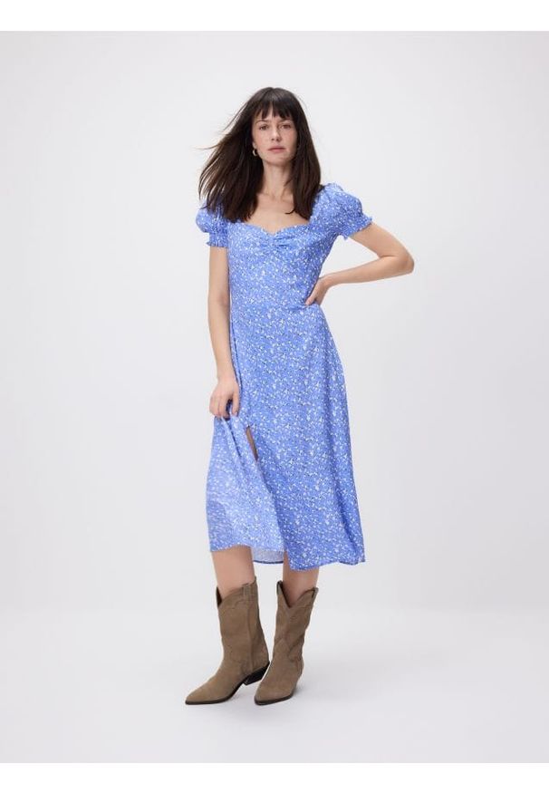 Reserved - Sukienka midi w kwiaty - jasnoniebieski. Kolor: niebieski. Materiał: wiskoza. Wzór: kwiaty. Długość: midi