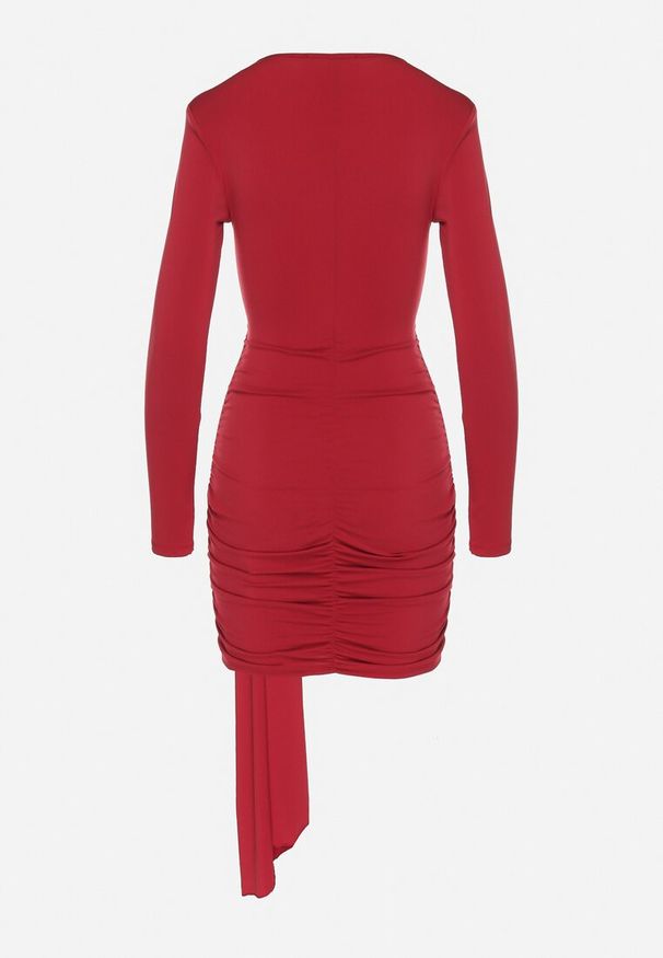 Born2be - Bordowa Asymetryczna Sukienka z Kopertowym Dekoltem Ozdobiona Klamrą z Cyrkoniami Sewirra. Okazja: na co dzień. Kolor: czerwony. Wzór: aplikacja. Typ sukienki: kopertowe, asymetryczne. Styl: casual, wizytowy