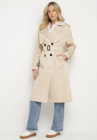 Born2be - Beżowy Długi Płaszcz Trencz o Klasycznym Fasonie z Paskiem Nasde. Okazja: na co dzień. Kolor: beżowy. Materiał: jeans. Długość: długie. Styl: klasyczny #1