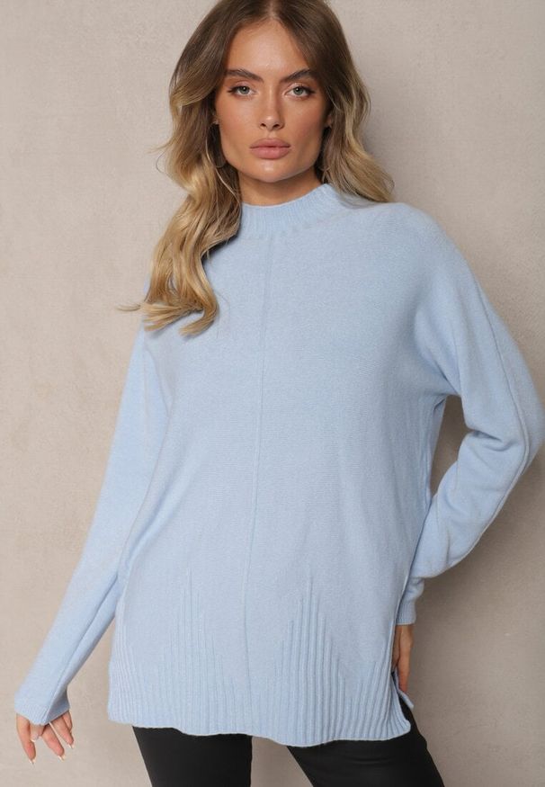 Renee - Jasnoniebieski Prążkowany Sweter z Półgolfem z Rozcięciami po Bokach Rerilla. Okazja: na co dzień. Kolor: niebieski. Materiał: prążkowany. Styl: klasyczny, elegancki, casual