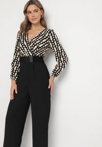 Born2be - Czarno-Beżowy Wzorzysty Kombinezon Kopertowy z Prostymi Nogawkami i Elastycznym Paskiem Tinadorae. Okazja: na co dzień. Kolor: czarny. Materiał: tkanina. Długość rękawa: długi rękaw. Długość: długie. Styl: elegancki, casual #3