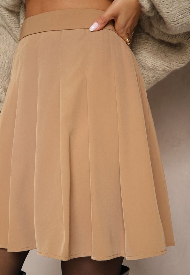 Renee - Beżowa Spódnica z Wiskozą o Rozkloszowanym Kroju z Plisami i Gumką w Pasie w Stylu Preppy Iliola. Okazja: na co dzień. Kolor: brązowy. Materiał: wiskoza. Styl: elegancki, casual