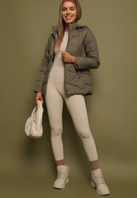 Born2be - Ciemnozielona Kurtka z Pikowanymi Przeszyciami i Odpinanym Kapturem Felanwen. Okazja: na co dzień. Kolor: zielony. Materiał: jeans. Styl: casual, elegancki, sportowy #7