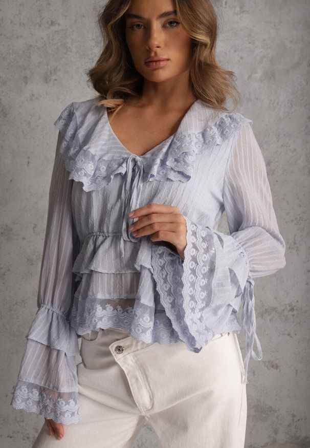 Renee - Niebieska Bluzka z Wiskozy Boho Ozdobiona Wiązaniami Koronką i Falbanami Gavimia. Okazja: na co dzień. Kolor: niebieski. Materiał: wiskoza, koronka. Długość rękawa: długi rękaw. Długość: długie. Wzór: aplikacja, koronka. Styl: boho