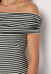 Born2be - Czarno-Biała Sukienka Typu Hiszpanka z Rozcięciem u Dołu w Paski Vikittas. Okazja: na spacer, na co dzień. Typ kołnierza: dekolt hiszpanka. Kolor: czarny. Materiał: wiskoza. Wzór: paski. Sezon: lato. Typ sukienki: proste. Styl: casual #6