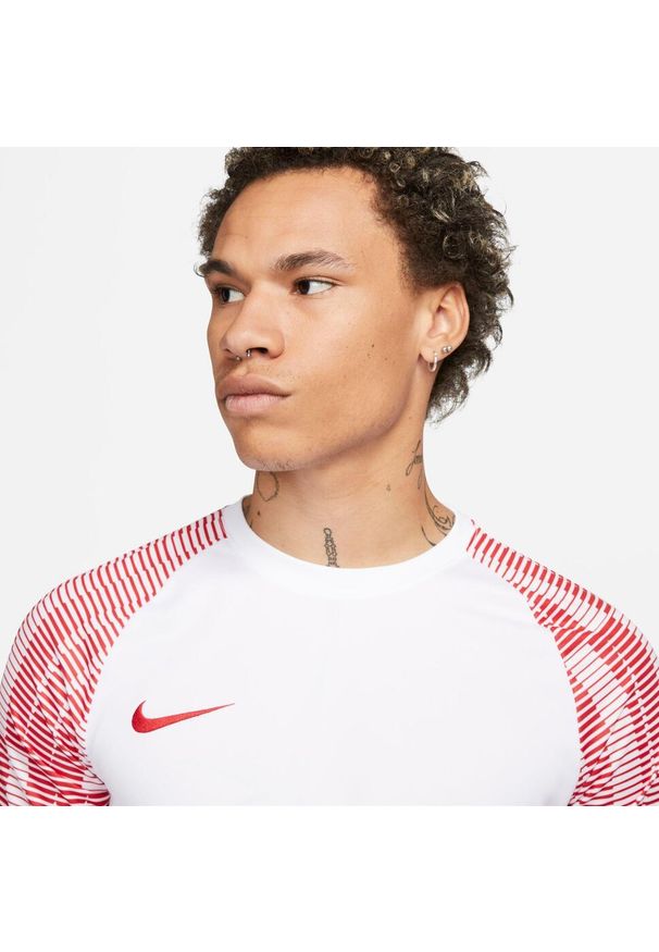 Koszulka sportowa męska Nike Drifit Academy. Kolor: biały, wielokolorowy. Długość rękawa: krótki rękaw. Długość: krótkie