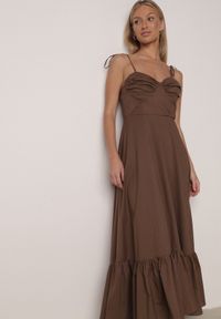 Born2be - Brązowa Bawełniana Sukienka o Rozkloszowanym Kroju na Wiązanych Ramiączkach Milalisa. Okazja: na co dzień. Typ kołnierza: dekolt gorset. Kolor: brązowy. Materiał: bawełna. Długość rękawa: na ramiączkach. Typ sukienki: gorsetowe. Styl: casual, klasyczny #1