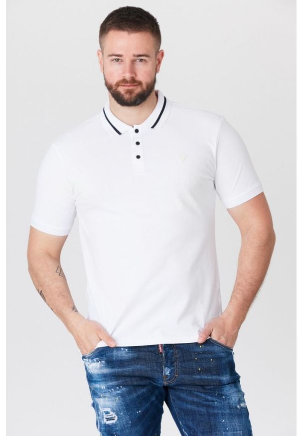 Guess - GUESS Biała męska koszulka polo z paskiem na kołnierzyku, Rozmiar XL. Typ kołnierza: polo. Kolor: biały. Materiał: prążkowany. Długość rękawa: krótki rękaw. Wzór: aplikacja