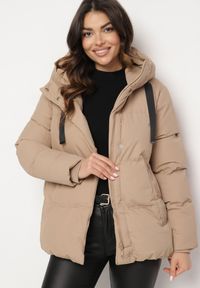 Born2be - Ciemnobeżowa Kurtka Pikowana z Kapturem Vertigara. Okazja: na co dzień. Typ kołnierza: kaptur. Kolor: beżowy. Materiał: dzianina, jeans. Styl: casual, elegancki #5