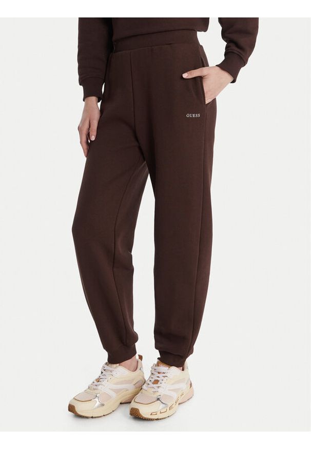 Guess Spodnie dresowe V6RB15 K9V31 Brązowy Regular Fit. Kolor: brązowy. Materiał: bawełna