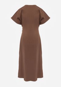 Renee - Brązowa Rozkloszowana Sukienka Zdobiona Drapowaniem w Talii i Rozcięciem Uziola. Okazja: na co dzień. Kolor: brązowy. Wzór: aplikacja. Typ sukienki: proste. Styl: casual #5