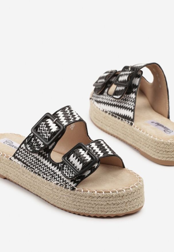 Born2be - Czarne Klapki na Grubej Plecionej Podeszwie z Geometrycznym Wzorem Tyssedi. Okazja: na co dzień. Kolor: czarny. Materiał: jeans. Wzór: geometria. Sezon: lato. Styl: casual