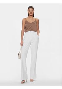 Guess Spodnie materiałowe W4RB30 WFWX2 Biały Slim Fit. Kolor: biały. Materiał: syntetyk