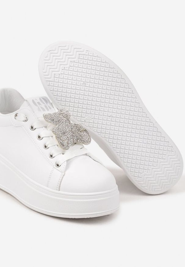 Born2be - Biało-Srebrne Sneakersy z Błyszczącym Misiem Neviliese. Okazja: na spotkanie biznesowe. Nosek buta: okrągły. Zapięcie: sznurówki. Kolor: biały. Sezon: wiosna. Obcas: na obcasie. Wysokość obcasa: niski