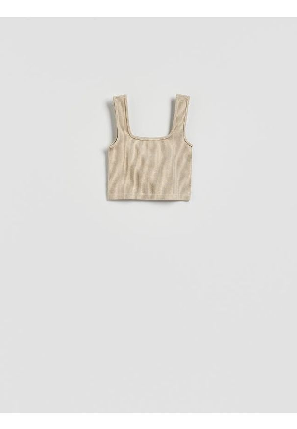 Reserved - Dopasowany top - kremowy. Kolor: kremowy. Materiał: prążkowany, dzianina