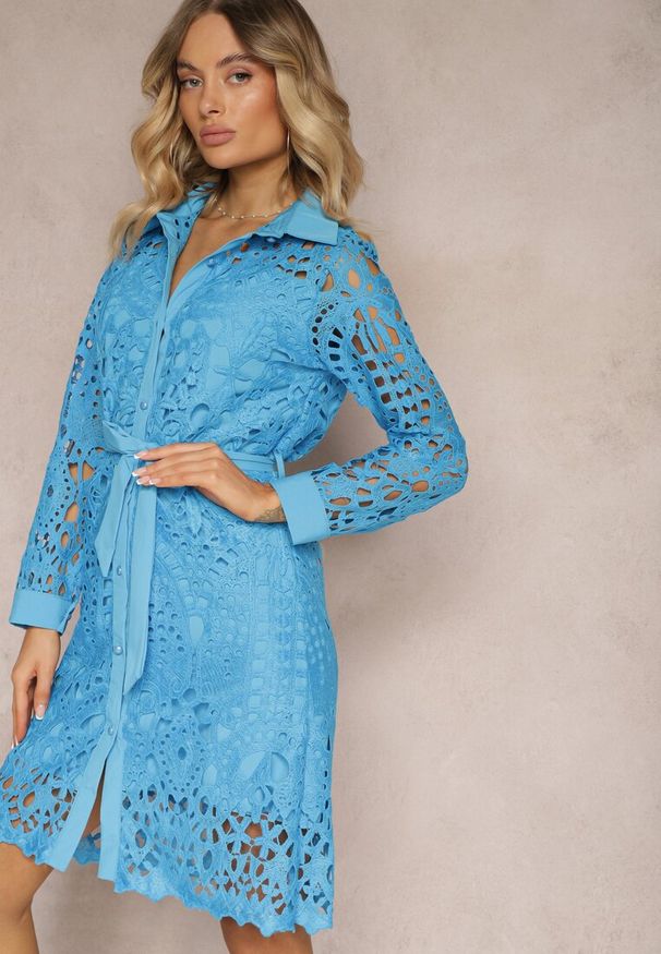 Renee - Niebieska Koszulowa Sukienka Mini z Ażurowej Koronki i Paskiem Norila. Kolor: niebieski. Materiał: koronka. Wzór: koronka, ażurowy. Typ sukienki: koszulowe. Styl: klasyczny. Długość: mini