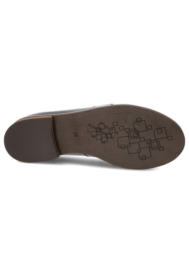 Czarne Półbuty Armodo Modne Mokasyny Damskie. Okazja: na co dzień, do pracy. Kolor: czarny. Materiał: skóra. Wzór: aplikacja. Obcas: na obcasie. Styl: klasyczny, casual, elegancki. Wysokość obcasa: niski