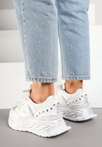 Renee - Białe Sneakersy na Platformie z Ozdobnym Tłoczeniem Lurine. Okazja: na co dzień. Zapięcie: sznurówki. Kolor: biały. Materiał: jeans. Obcas: na platformie #4