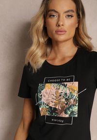 Renee - Czarny T-shirt z Bawełny Wykończony Nadrukiem Nellindrae. Okazja: na co dzień. Kolor: czarny. Materiał: bawełna. Wzór: nadruk. Styl: casual, elegancki #3