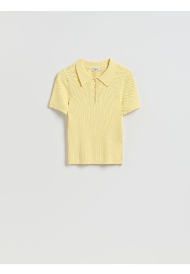 Reserved - T-shirt z kołnierzykiem - jasnożółty. Kolor: żółty. Materiał: dzianina, wiskoza