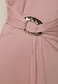 Born2be - Jasnoróżowa Wizytowa Sukienka Taliowana z Metaliczną Ozdobą Aroos. Okazja: na co dzień. Kolor: różowy. Wzór: aplikacja. Typ sukienki: proste. Styl: wizytowy #7