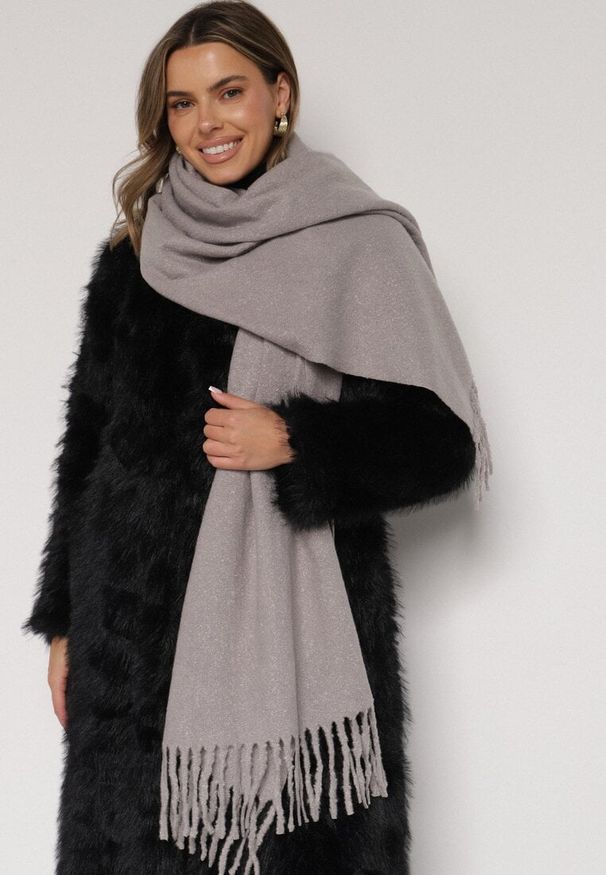 Born2be - Szary Klasyczny Szalik Zdobiony Frędzlami Vetilana. Okazja: do pracy. Kolor: szary. Materiał: jeans. Wzór: aplikacja. Styl: klasyczny