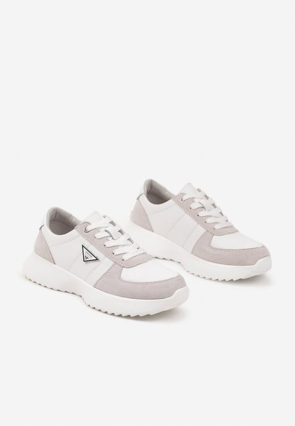 Born2be - Białe Sneakersy Skórzane z Trójkątną Aplikacją Plinntia. Okazja: na co dzień. Kolor: biały. Materiał: skóra. Wzór: aplikacja
