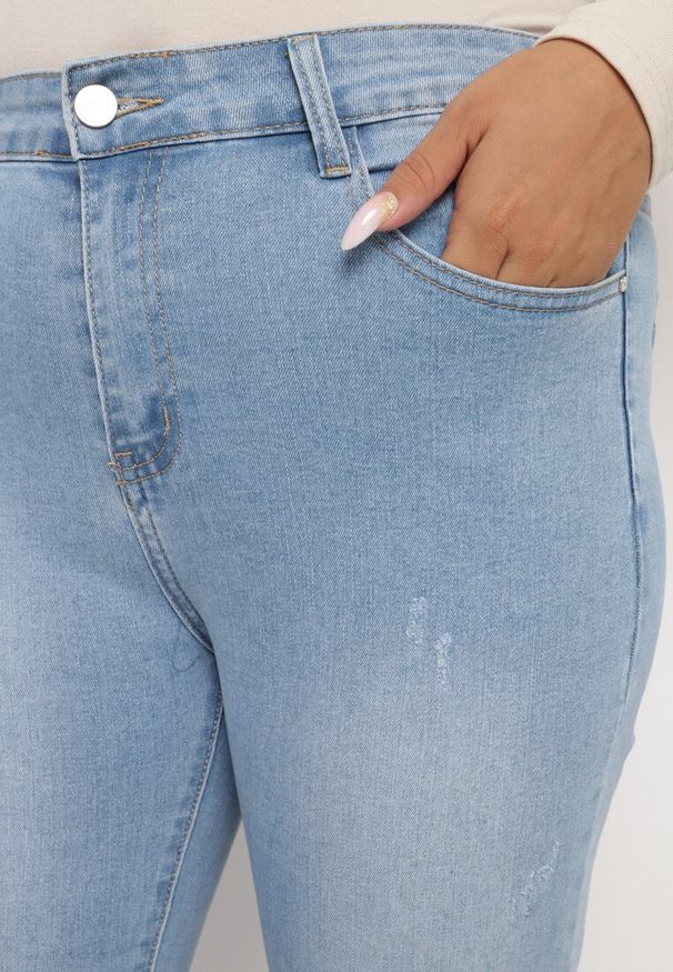 Born2be - Niebieskie Jeansy Skinny z Ozdobnymi Przetarciami Neveloria. Okazja: na co dzień. Kolor: niebieski. Styl: klasyczny, elegancki, casual