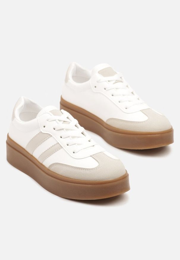 Renee - Biało-Beżowe Klasyczne Sneakersy Tenisówki na Niskiej Platformie Denirla. Okazja: na co dzień. Kolor: biały. Materiał: jeans. Obcas: na platformie