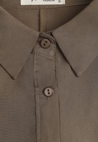 Renee - Ciemnozielona Sukienka Hillcrest. Kolor: zielony. Długość rękawa: długi rękaw. Typ sukienki: koszulowe. Długość: maxi #2