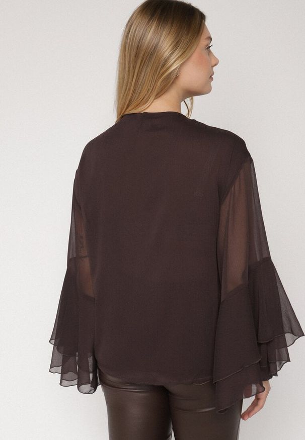 Born2be - Brązowa Bluzka w Rustykalnym Stylu z Wiązaniem i Falbankami Nenarea. Okazja: na co dzień, do pracy, na spotkanie biznesowe. Typ kołnierza: kołnierz z falbankami. Kolor: brązowy. Materiał: jeans. Styl: biznesowy, klasyczny, casual, elegancki