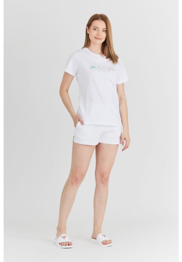 Guess - GUESS Biały t-shirt damski z kolorowym logo. Kolor: biały. Materiał: bawełna. Wzór: kolorowy