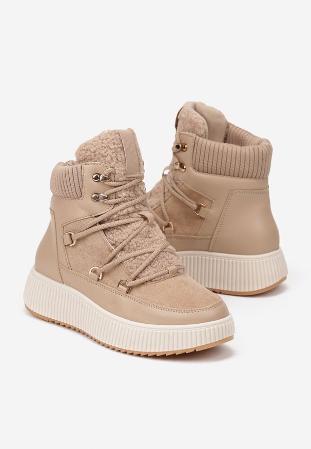Renee - Ciemnobeżowe Śniegowce Trapery Vices na Płaskiej Podeszwie z Futerkiem w Stylu Baranka ze Sznurowaniem Temirits. Kolor: beżowy. Materiał: futro. Sezon: zima. Obcas: na płaskiej podeszwie. Styl: elegancki