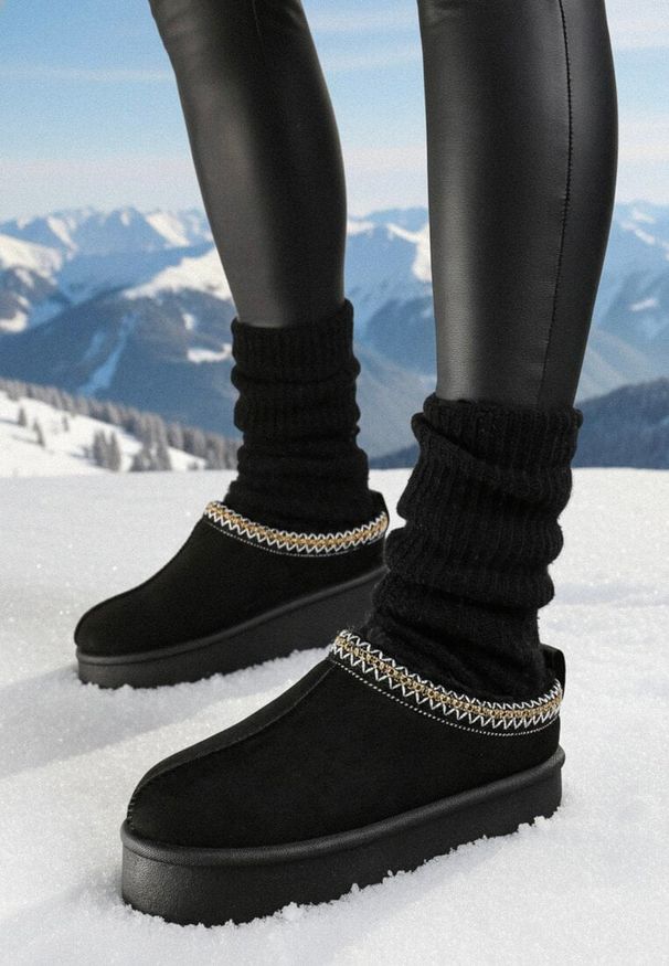 Born2be - Czarne Śniegowce Wsuwane na Grubej Podeszwie z Wyszywaną Ozdobą Irinellae. Okazja: na co dzień. Nosek buta: okrągły. Zapięcie: bez zapięcia. Kolor: czarny. Materiał: jeans, wełna. Wzór: aplikacja. Sezon: zima. Styl: elegancki, casual