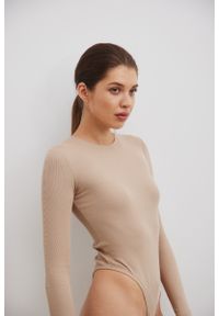 Marsala - Dopasowane body z długim rękawem w kolorze BEIGE - RUE-S. Okazja: na co dzień. Materiał: elastan, prążkowany, dzianina, bawełna. Długość rękawa: długi rękaw. Długość: długie. Styl: casual, elegancki