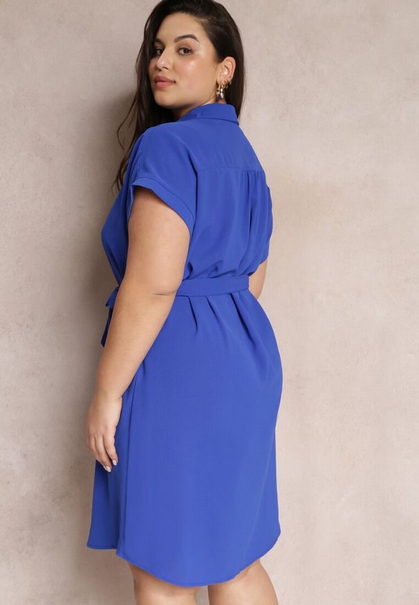Renee - Niebieska Sukienka Koszulowa Wiązana w Pasie z Krótkimi Rękawami Wellwood. Kolekcja: plus size. Kolor: niebieski. Materiał: tkanina. Długość rękawa: krótki rękaw. Wzór: gładki. Sezon: lato, wiosna. Typ sukienki: koszulowe. Długość: midi