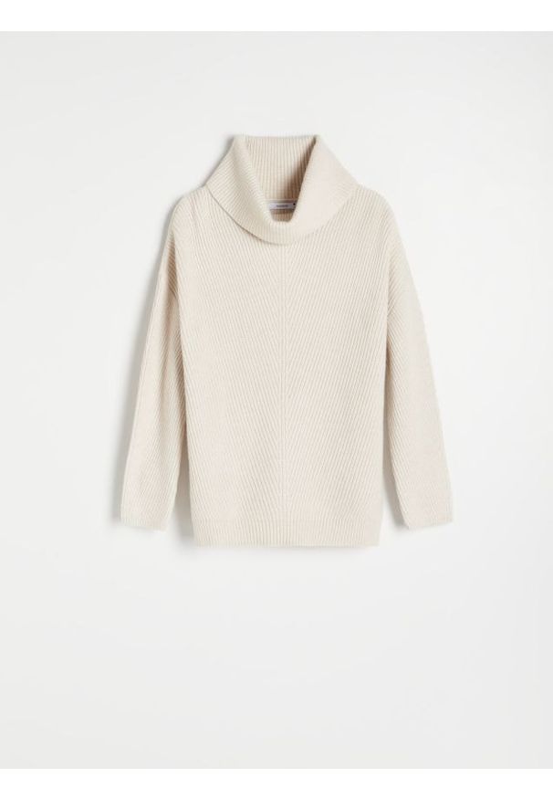 Reserved - Sweter z luźnym golfem - kremowy. Typ kołnierza: golf. Kolor: kremowy. Materiał: prążkowany, wiskoza, dzianina. Styl: klasyczny