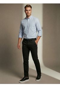 Sinsay - Spodnie chino slim - czarny. Kolor: czarny