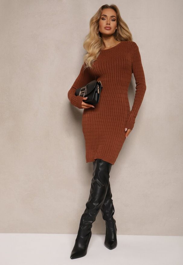 Renee - Brązowa Mini Sukienka z Dzianinowego Materiału o Prążkowanej Fakturze i Dopasowanym Kroju Theresia. Kolor: brązowy. Materiał: materiał, dzianina, prążkowany. Długość: mini