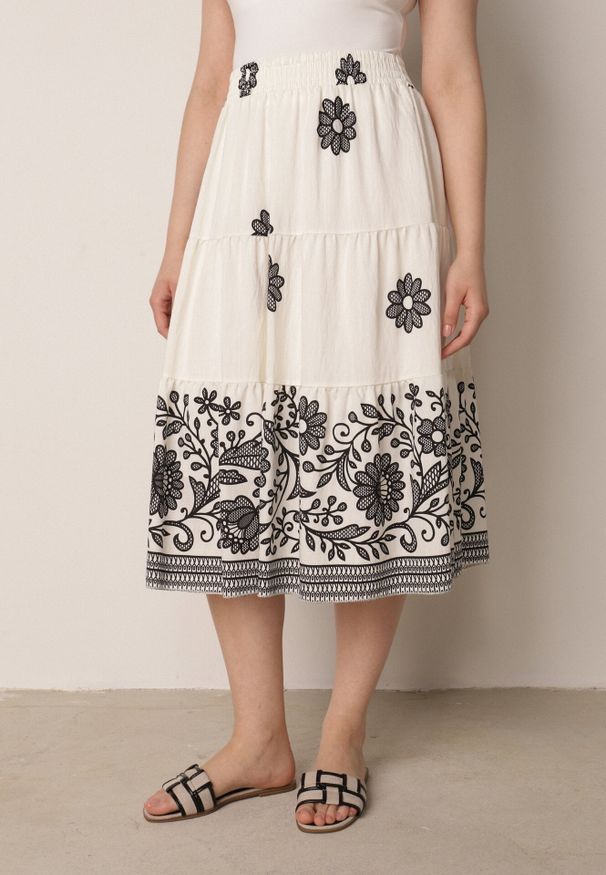 Born2be - Biało-Czarna Rozkloszowana Spódnica z Wiskozy w Kwiatowy Wzór Masterore. Okazja: do pracy, na co dzień. Kolor: biały. Materiał: wiskoza. Wzór: kwiaty. Styl: casual