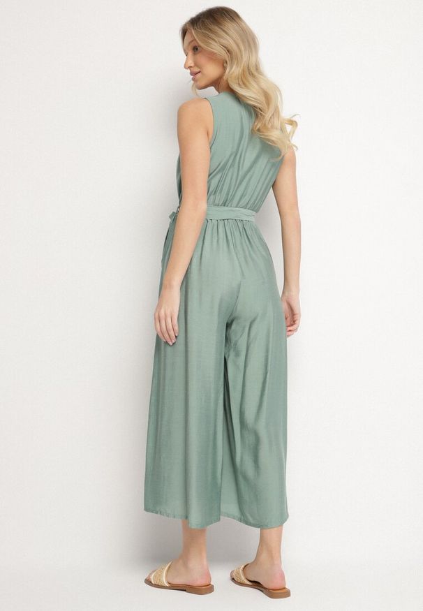 Born2be - Zielony Taliowany Kombinezon z Wiskozą i Paskiem Evithrae. Okazja: na co dzień. Kolor: zielony. Materiał: wiskoza. Styl: wizytowy, casual, klasyczny, elegancki