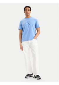 Calvin Klein Jeans T-Shirt SS 20S LV04RG832G Niebieski jasny Regular Fit. Kolor: niebieski. Materiał: bawełna #2