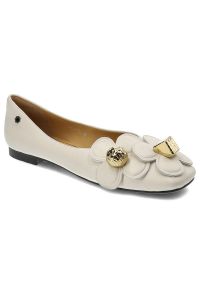 Białe Czółenka Tuffoni Eleganckie Buty Damskie. Okazja: na co dzień, na randkę. Zapięcie: bez zapięcia. Kolor: biały. Szerokość cholewki: normalna. Wzór: kwiaty. Materiał: skóra. Sezon: wiosna. Obcas: na obcasie. Styl: elegancki. Wysokość obcasa: niski