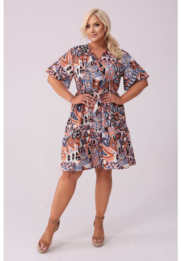 Moda Size Plus Iwanek - Bawełniana sukienka Laura w denimowych odcieniach PLUS SIZE OVERSIZE XXL. Okazja: na co dzień. Kolekcja: plus size. Materiał: bawełna. Wzór: ze splotem, geometria. Typ sukienki: oversize, dla puszystych. Styl: casual, elegancki