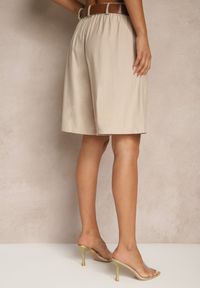 Renee - Beżowe Szorty z Wiskozą w Eleganckim Stylu z Paskiem z Klamrą Aravene. Okazja: na co dzień. Stan: podwyższony. Kolor: beżowy. Materiał: wiskoza. Styl: elegancki