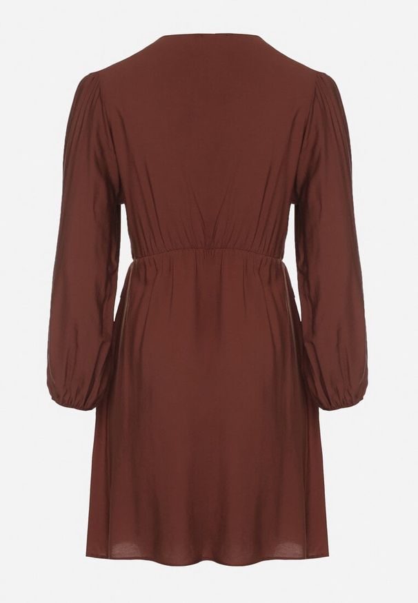 Born2be - Brązowa Kopertowa Sukienka z Wiskozą z Wiązaniem w Pasie Vidila. Kolekcja: plus size. Kolor: brązowy. Materiał: wiskoza. Sezon: jesień, wiosna. Typ sukienki: kopertowe